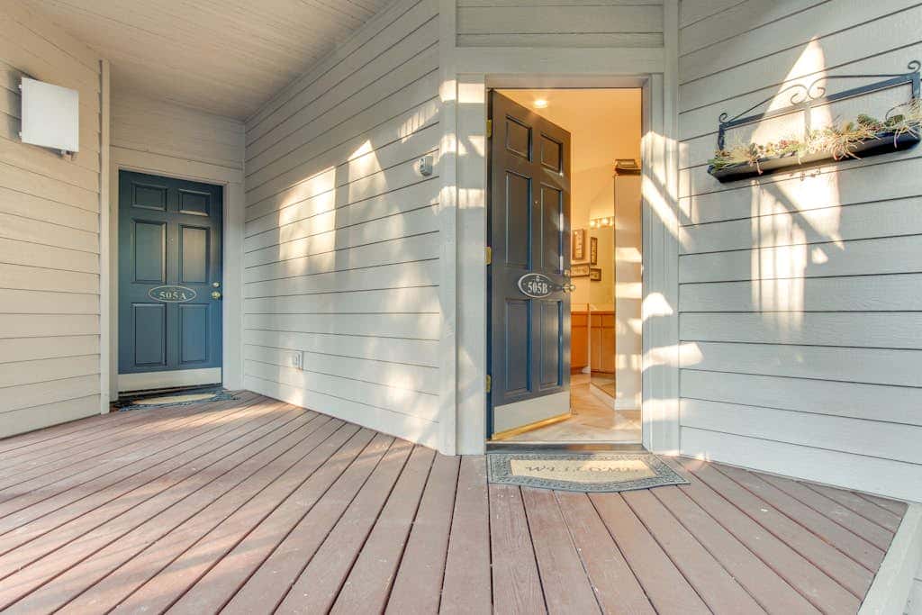 Cozy studio condo with free WiFi, shared pool & near river