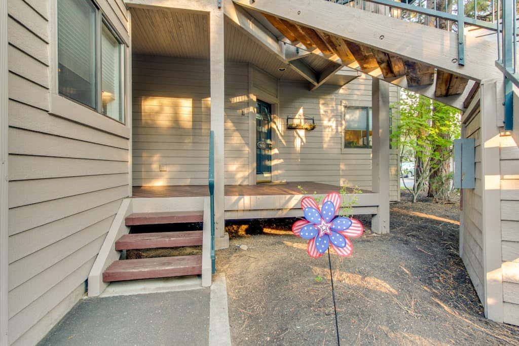 Cozy studio condo with free WiFi, shared pool & near river