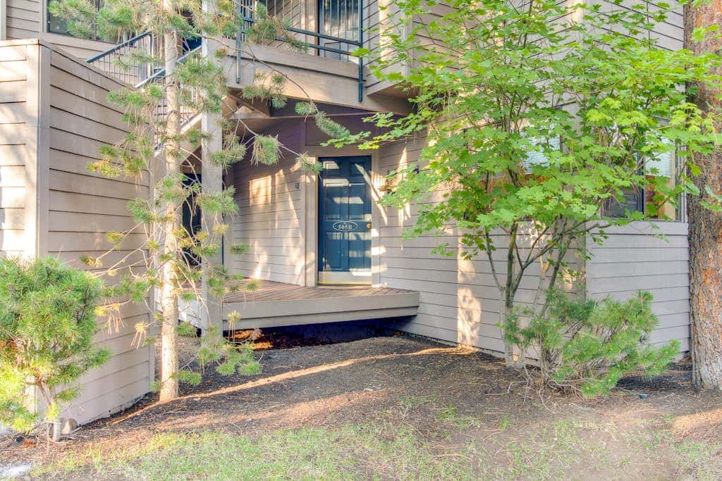Cozy studio condo with free WiFi, shared pool & near river