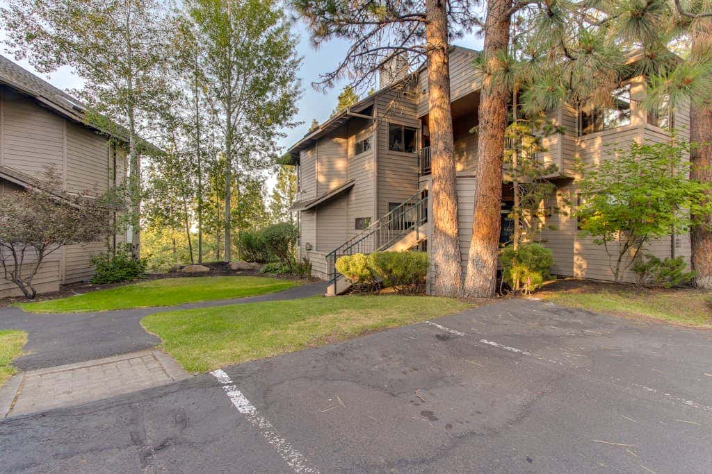 Cozy studio condo with free WiFi, shared pool & near river
