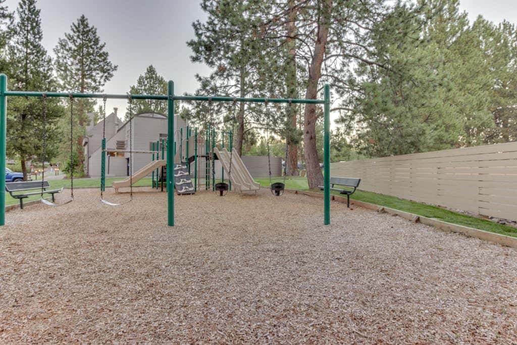 Cozy studio condo with free WiFi, shared pool & near river