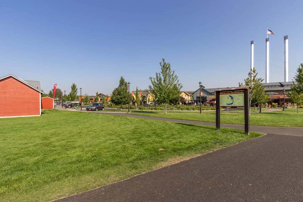 Cozy studio condo with free WiFi, shared pool & near river