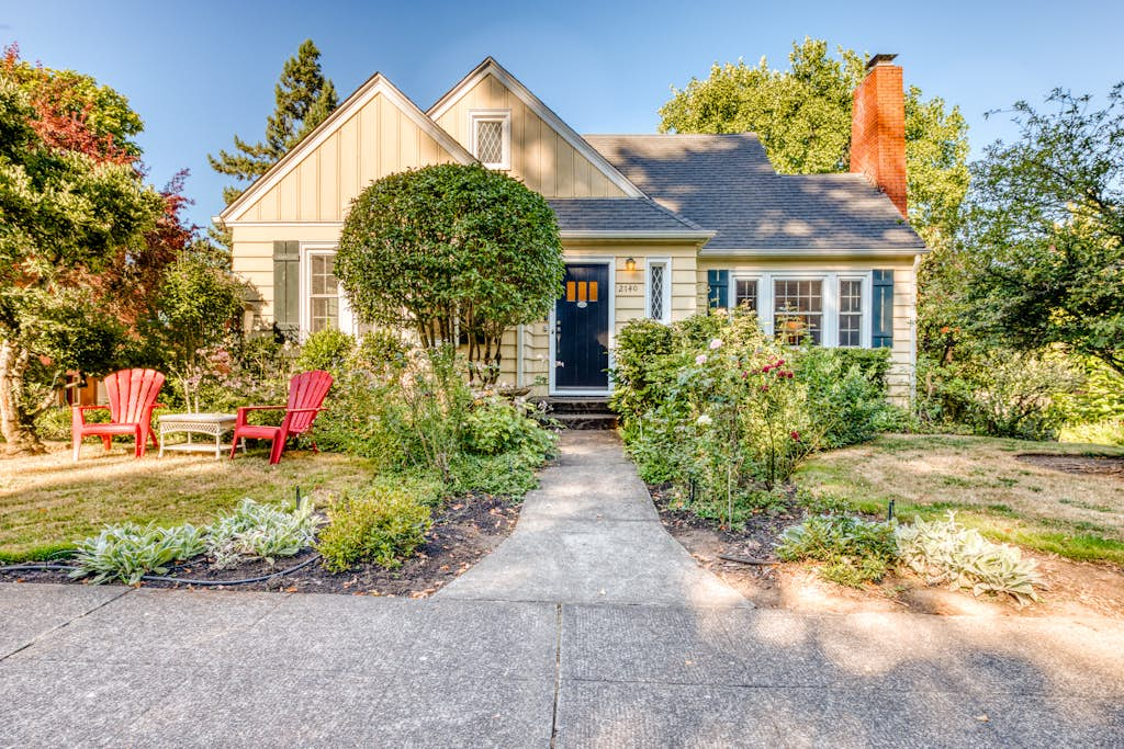 Cheerful home with patio & yard - walk to parks, trails & Hayward Field