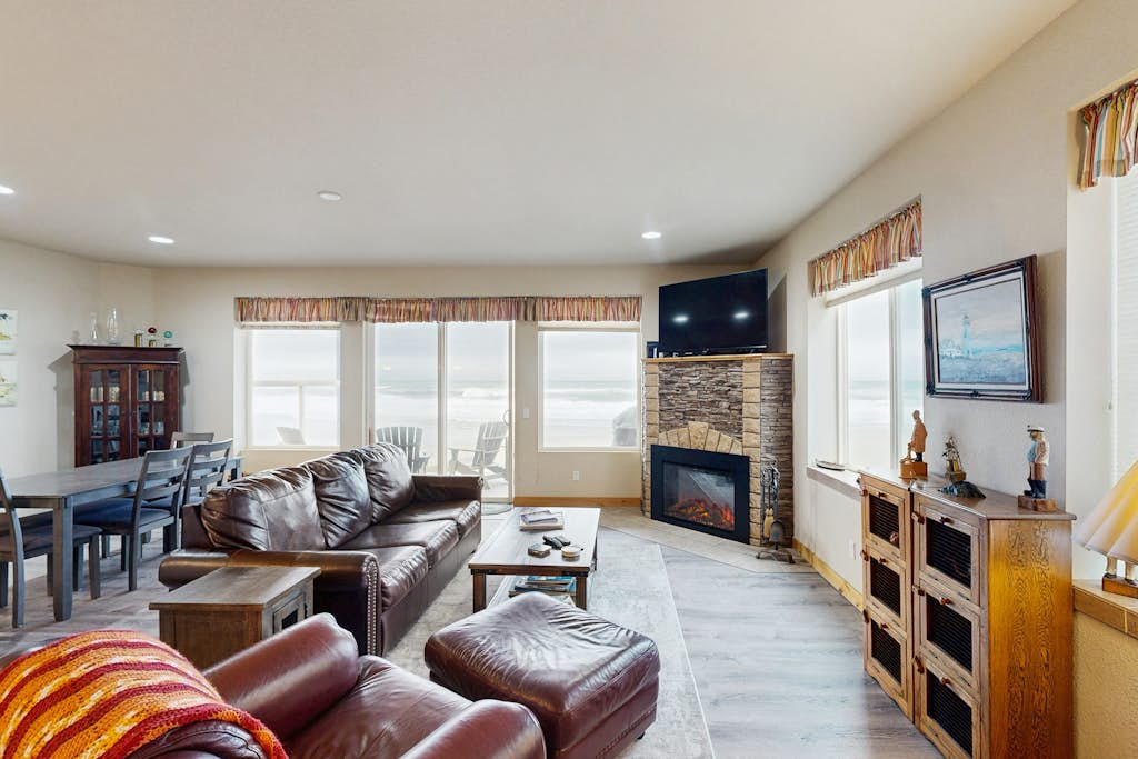 Oceanfront condo with spectacular ocean view - walk to beach