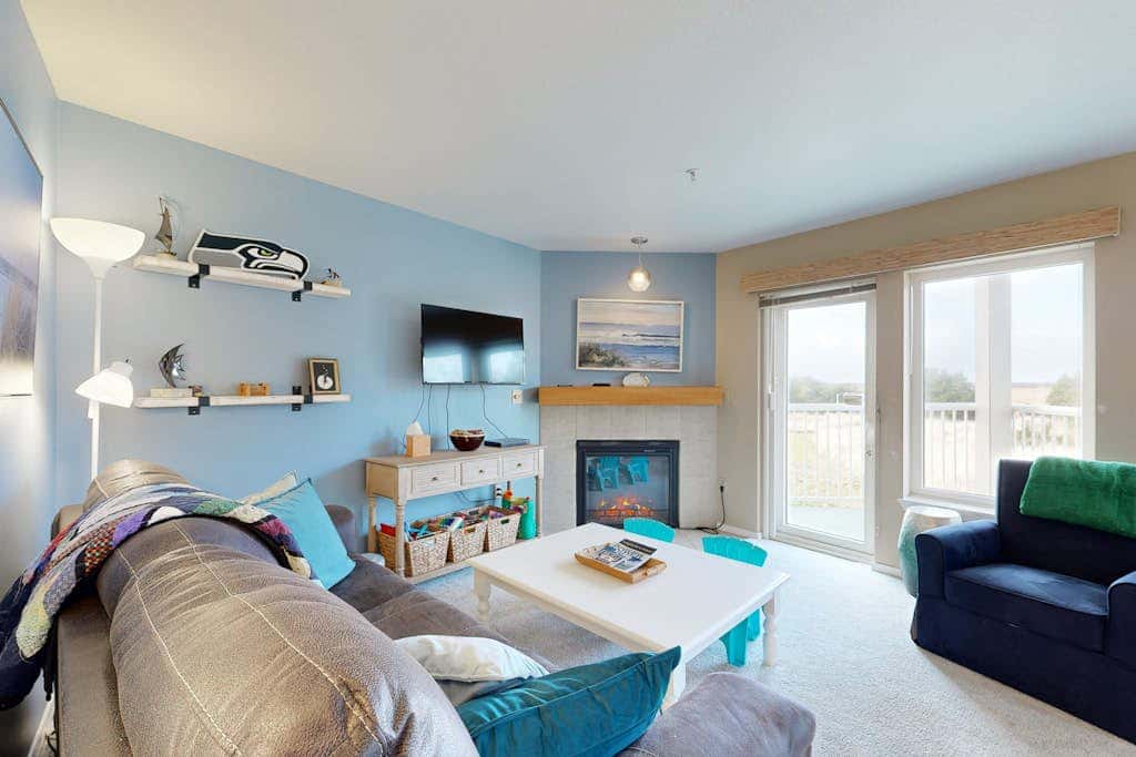 Oceanfront Condo with stunning views, WIFI, W&D, fireplace, & great location