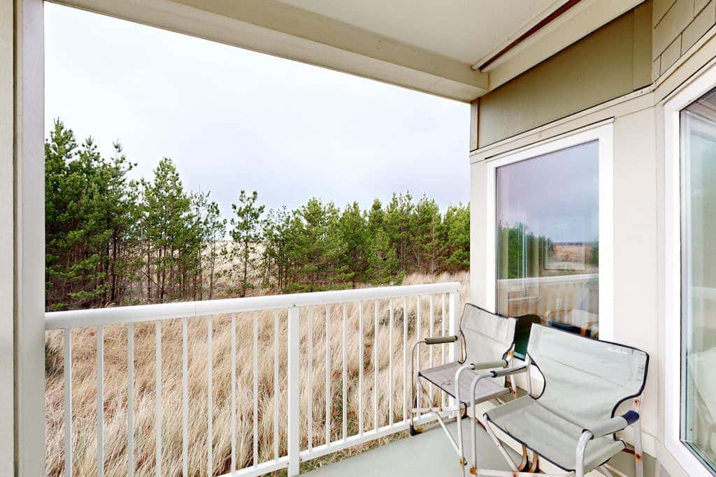 Oceanfront Condo with stunning views, WIFI, W&D, fireplace, & great location