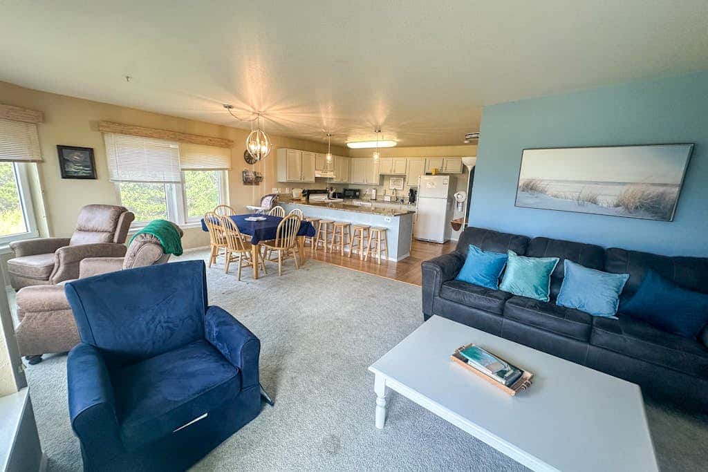 Oceanfront Condo with stunning views, WIFI, W&D, fireplace, & great location