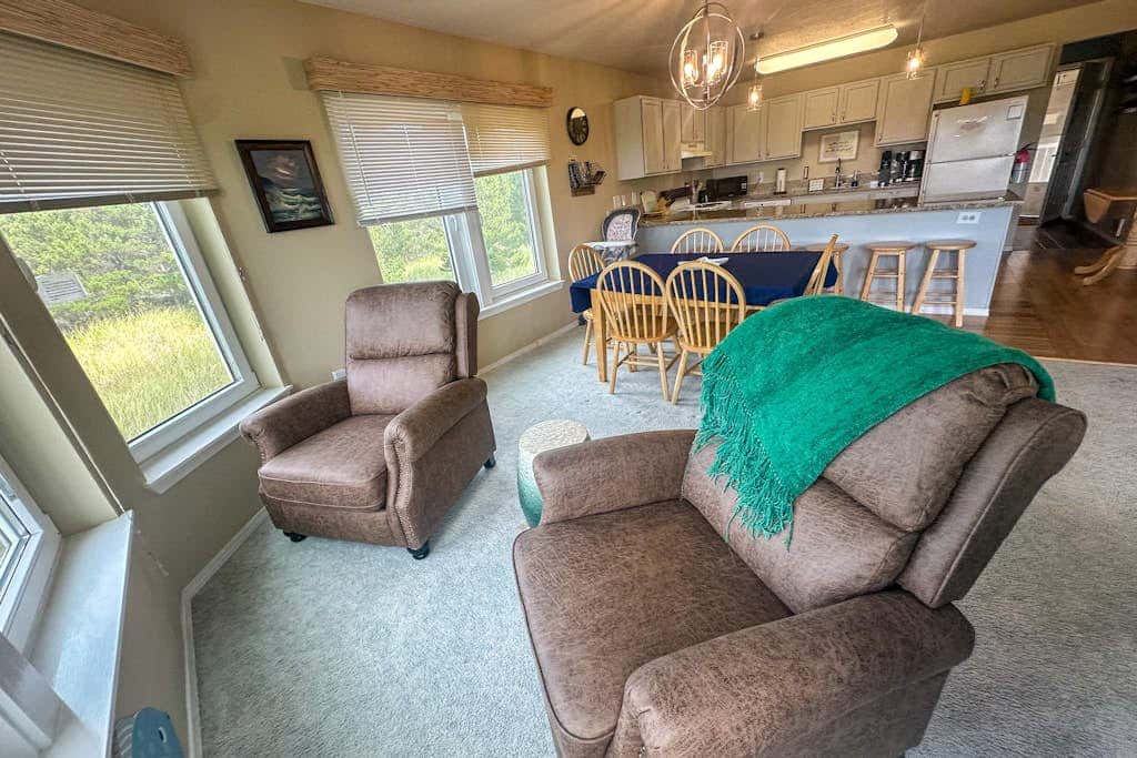 Oceanfront Condo with stunning views, WIFI, W&D, fireplace, & great location