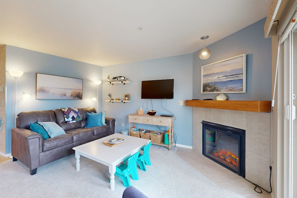Oceanfront Condo with stunning views, WIFI, W&D, fireplace, & great location