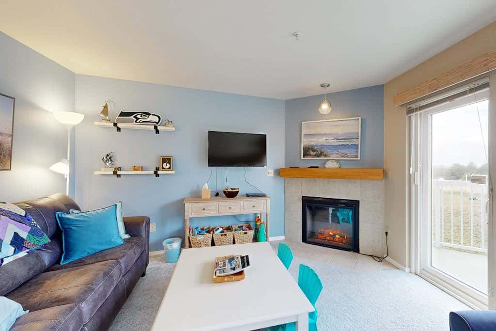 Oceanfront Condo with stunning views, WIFI, W&D, fireplace, & great location