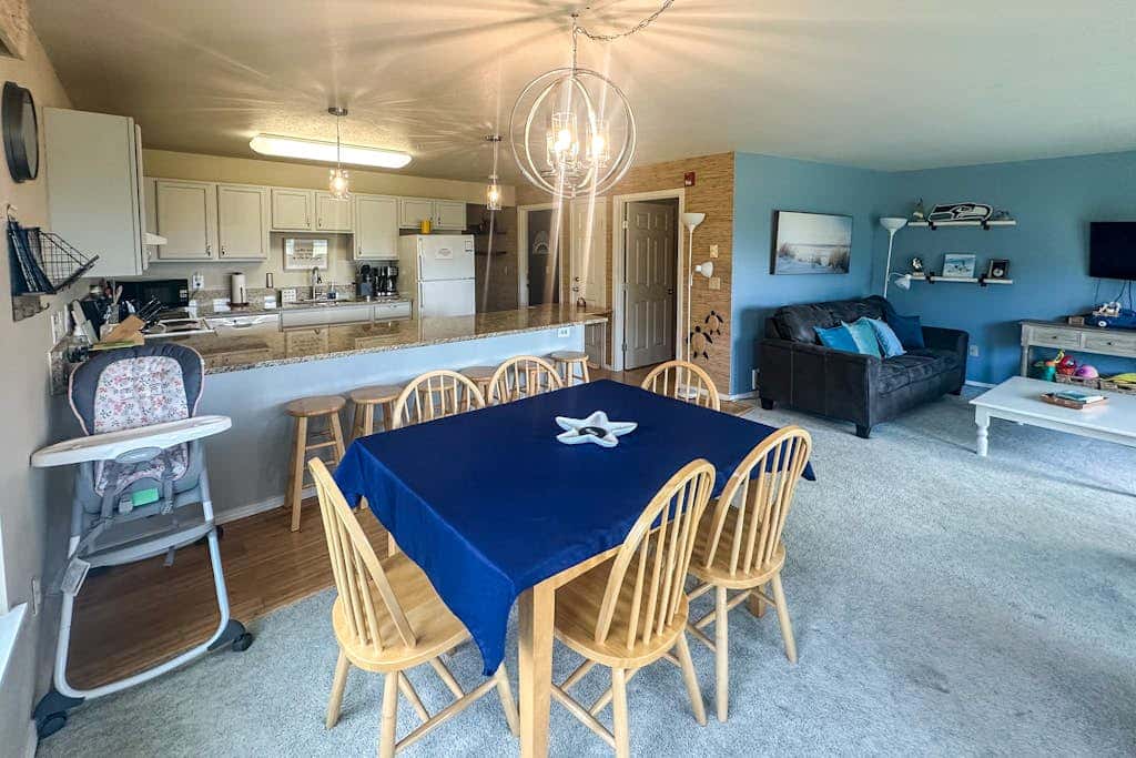 Oceanfront Condo with stunning views, WIFI, W&D, fireplace, & great location