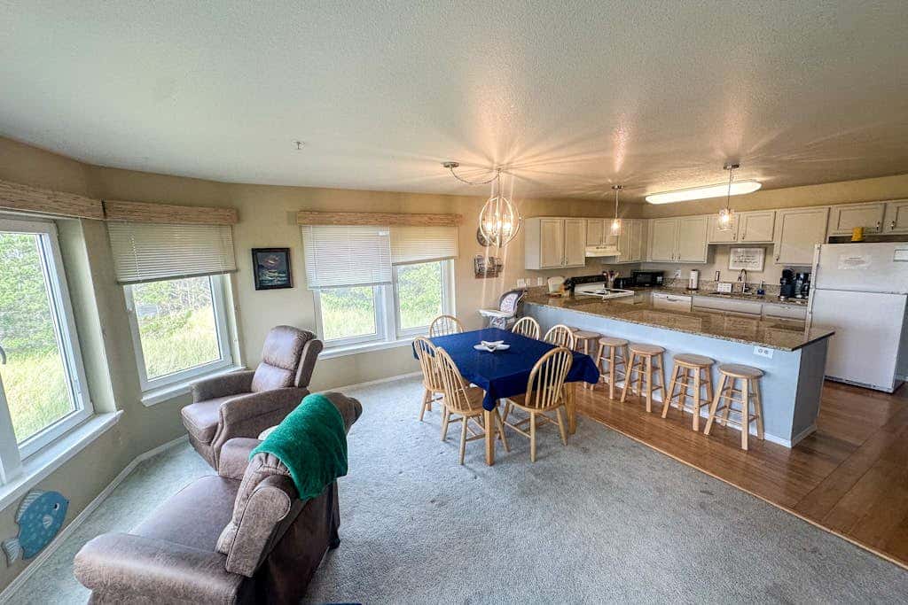 Oceanfront Condo with stunning views, WIFI, W&D, fireplace, & great location