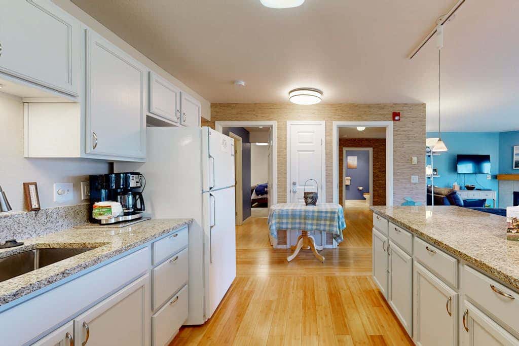 Oceanfront Condo with stunning views, WIFI, W&D, fireplace, & great location