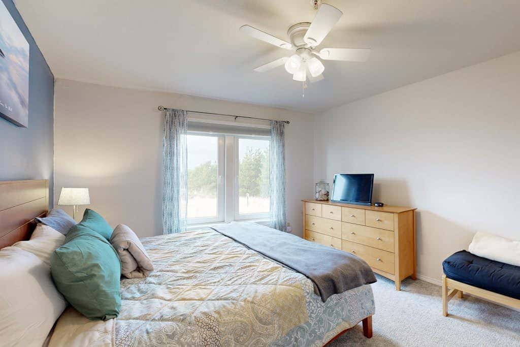 Oceanfront Condo with stunning views, WIFI, W&D, fireplace, & great location