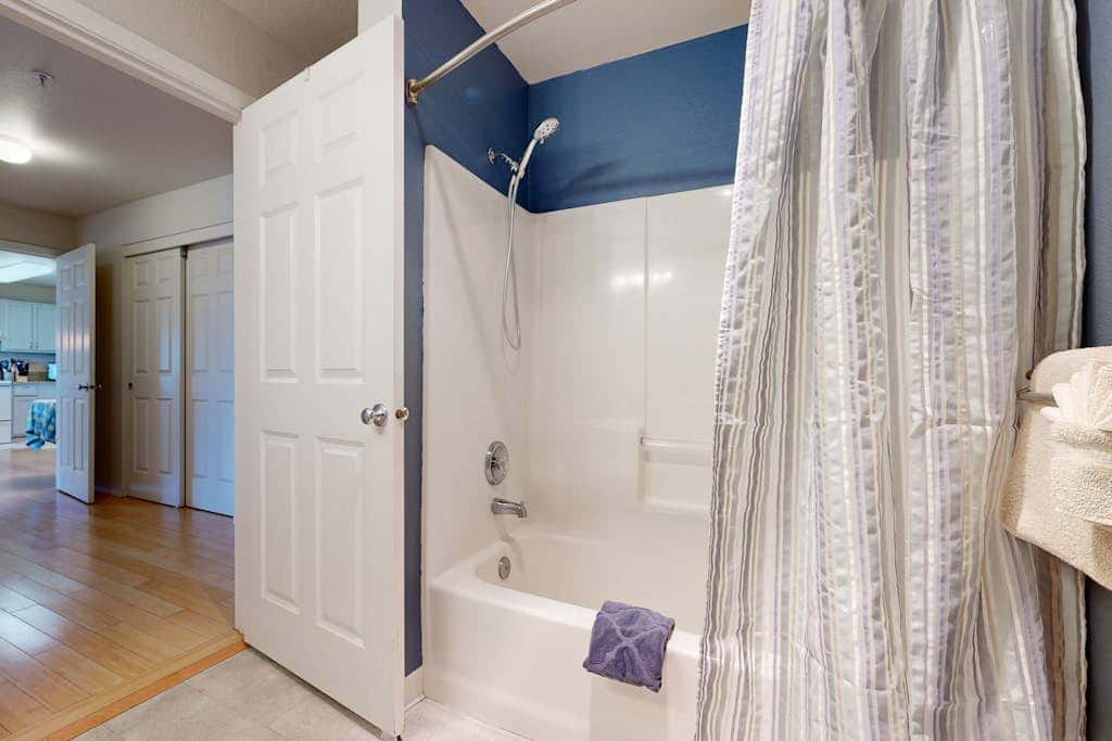 Oceanfront Condo with stunning views, WIFI, W&D, fireplace, & great location
