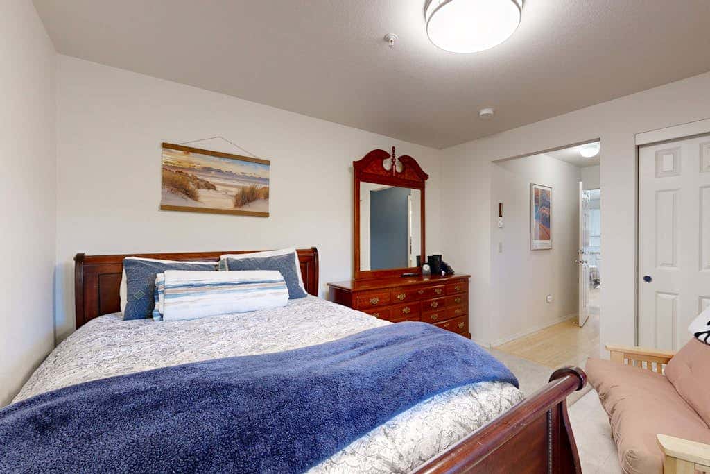 Oceanfront Condo with stunning views, WIFI, W&D, fireplace, & great location