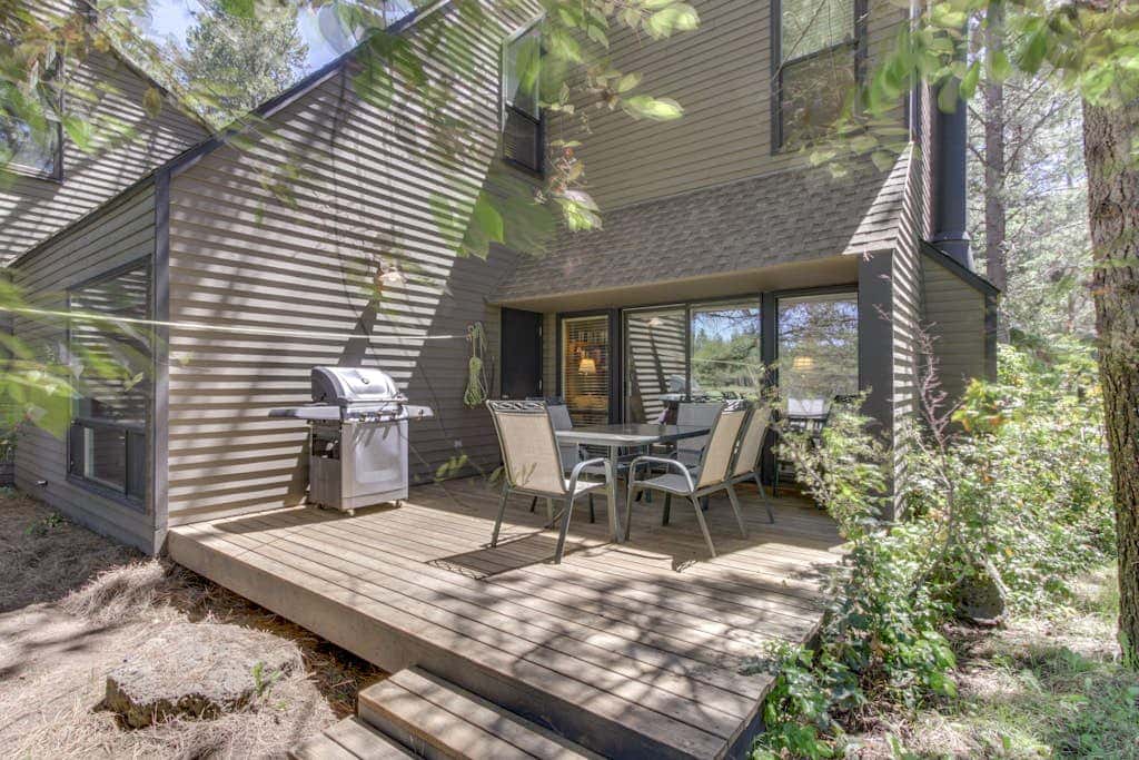 Dog-friendly condo with 6 SHARC passes & great golf course views