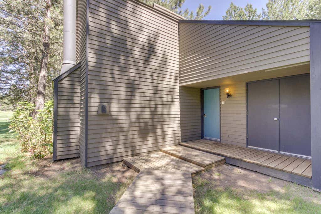 Dog-friendly condo with 6 SHARC passes & great golf course views