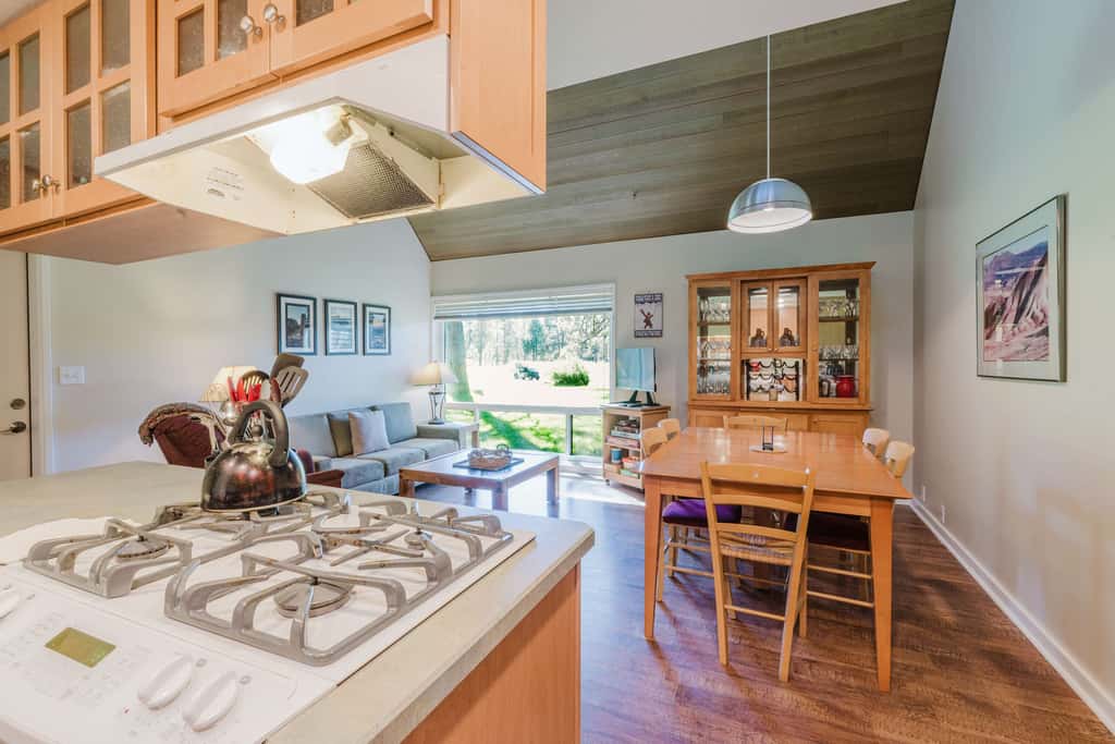 Dog-friendly condo with 6 SHARC passes & great golf course views