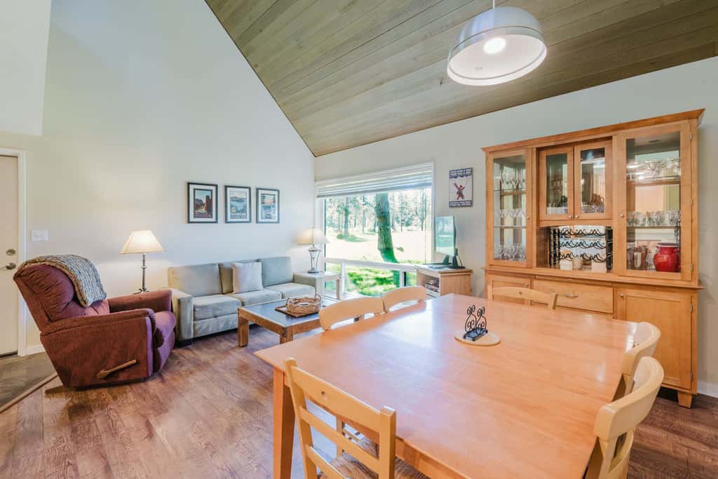 Dog-friendly condo with 6 SHARC passes & great golf course views