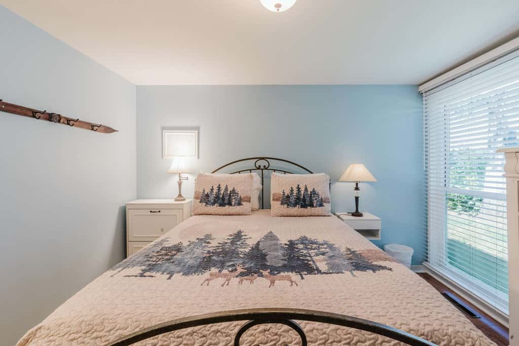 Dog-friendly condo with 6 SHARC passes & great golf course views