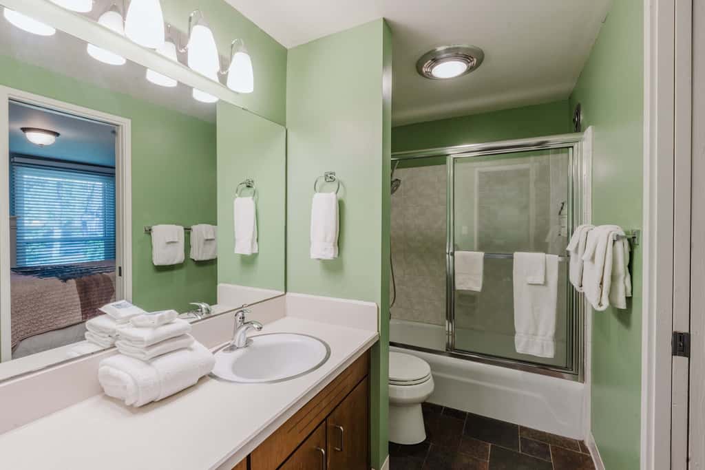 Dog-friendly condo with 6 SHARC passes & great golf course views