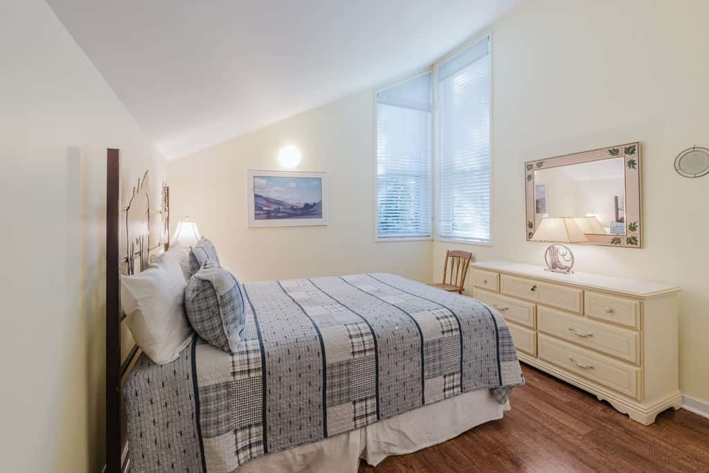 Dog-friendly condo with 6 SHARC passes & great golf course views