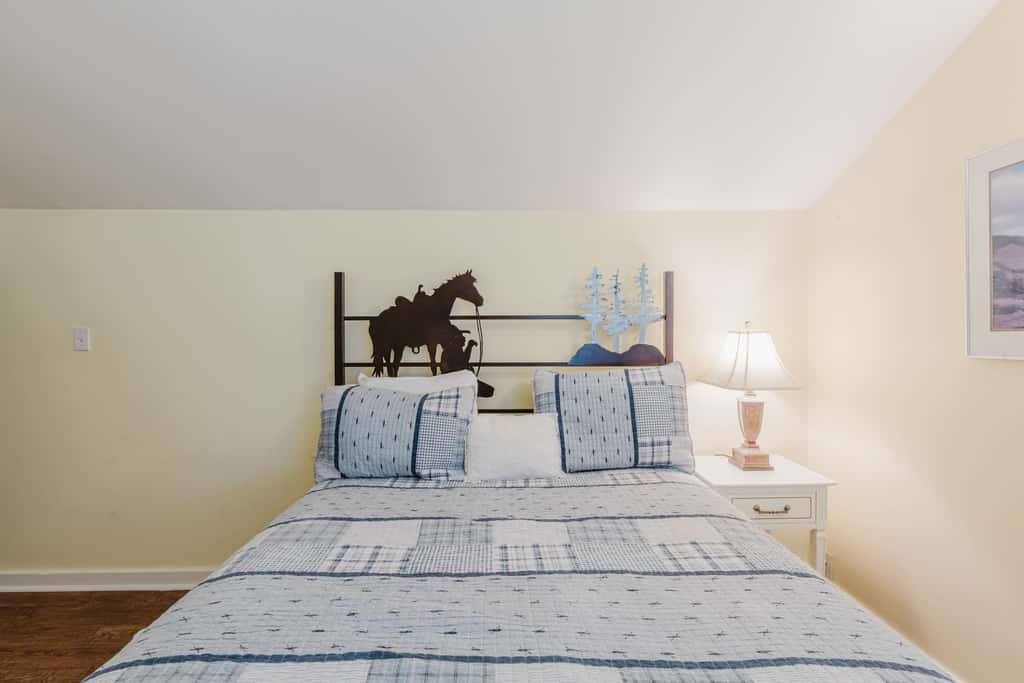 Dog-friendly condo with 6 SHARC passes & great golf course views
