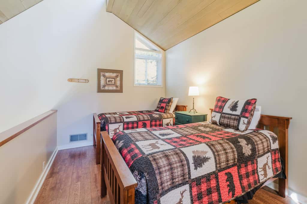 Dog-friendly condo with 6 SHARC passes & great golf course views