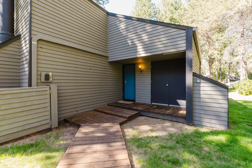 Dog-friendly condo with 6 SHARC passes & great golf course views