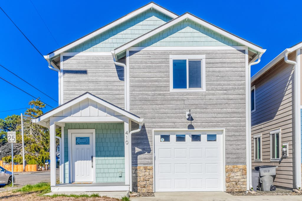 Modern home with fenced yard, 4 blocks from the beach & downtown