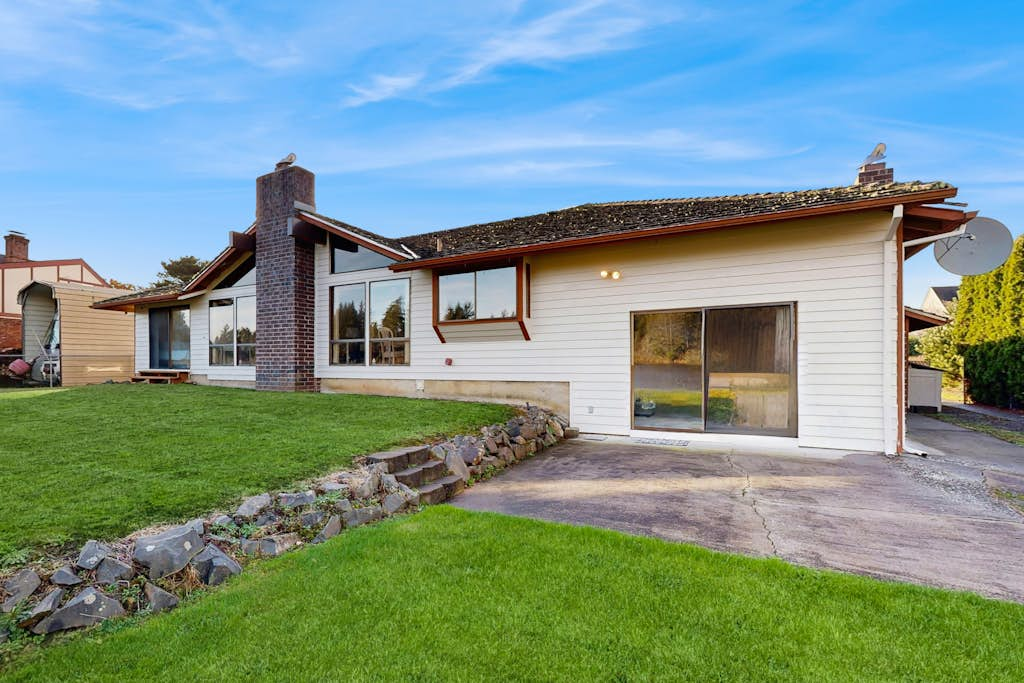 Spacious dog-friendly home on the lake with yard, full kitchen, washer & dryer