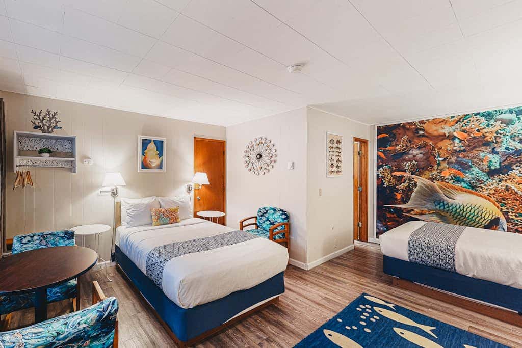Retro beach experience with fast WiFI - walk to downtown shops & eateries