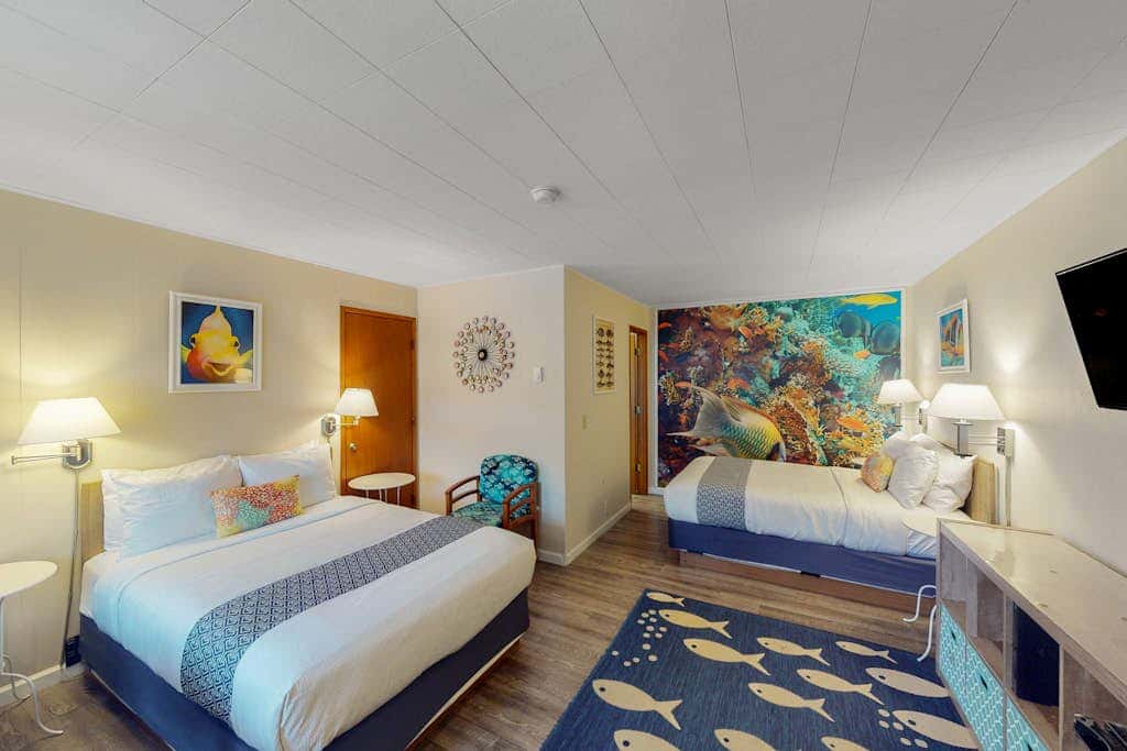 Retro beach experience with fast WiFI - walk to downtown shops & eateries