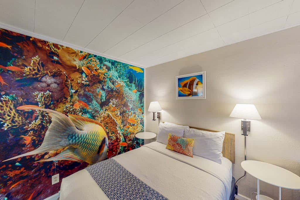 Retro beach experience with fast WiFI - walk to downtown shops & eateries