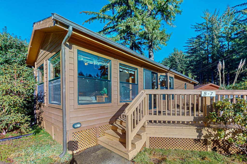Cozy abode steps from the beach with a private hot tub and nautical theme