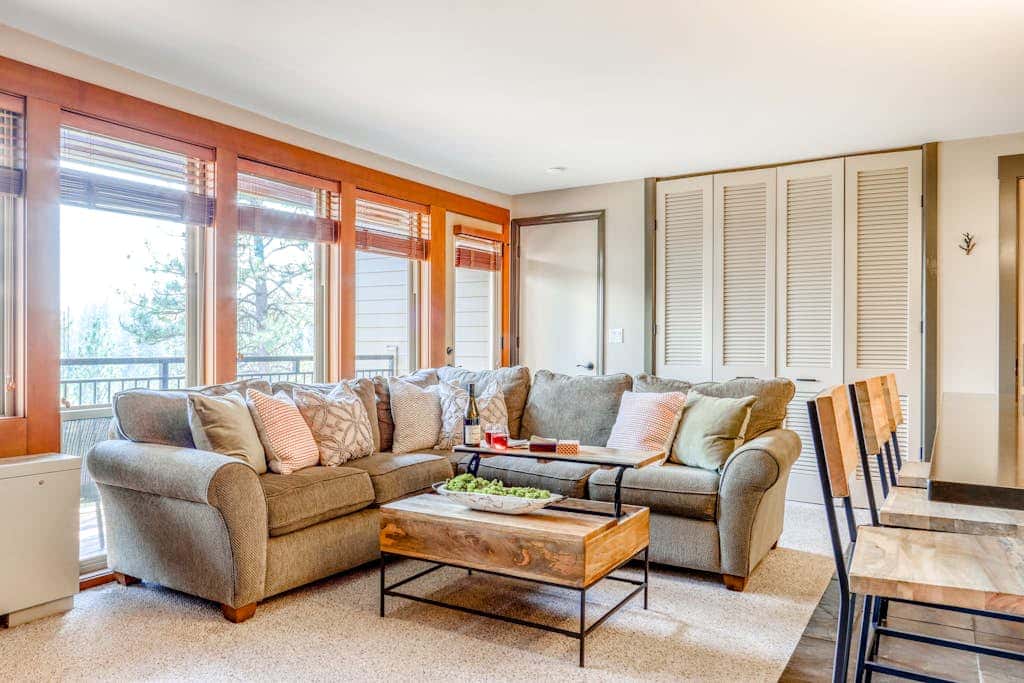 Beautiful Bend home with shared pools & hot tubs & free WiFi - close to hikes