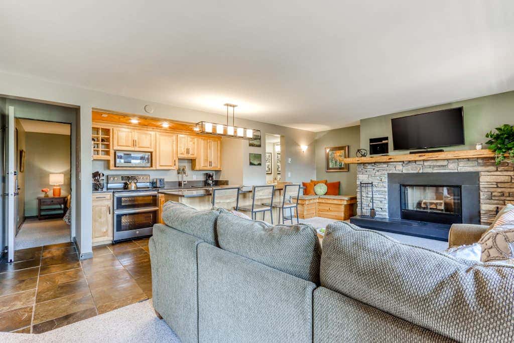 Beautiful Bend home with shared pools & hot tubs & free WiFi - close to hikes