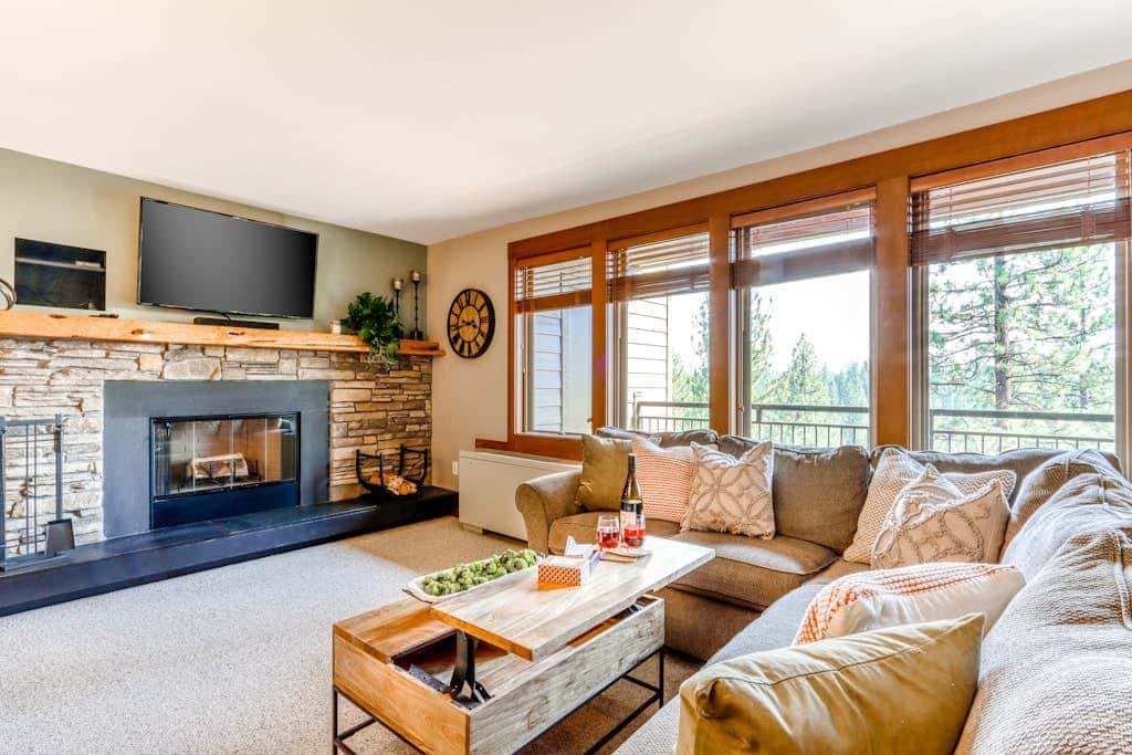Beautiful Bend home with shared pools & hot tubs & free WiFi - close to hikes