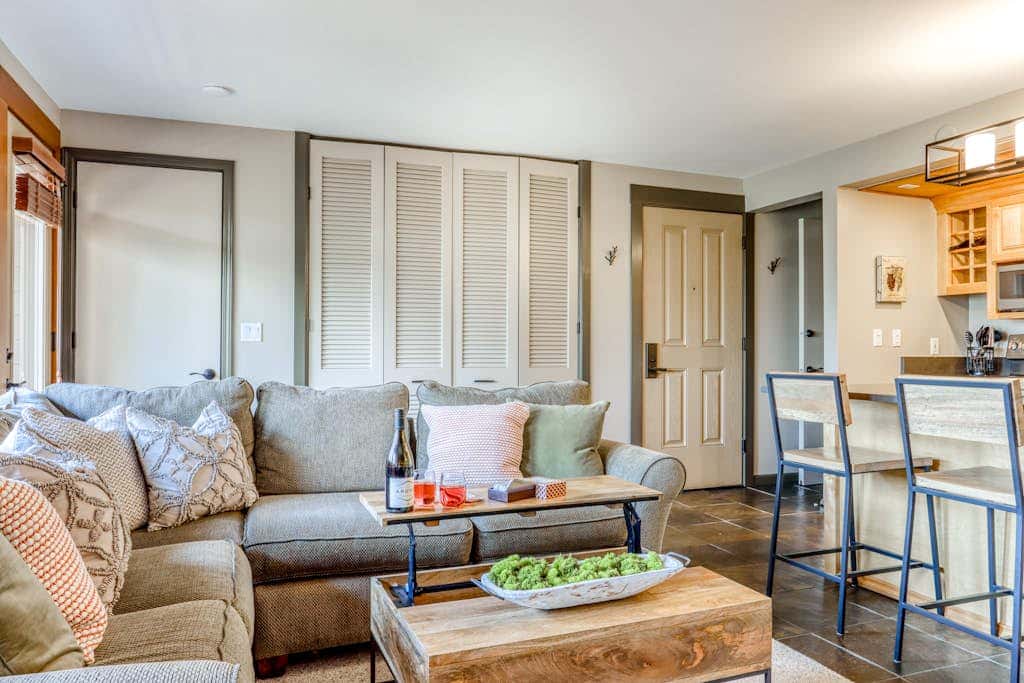 Beautiful Bend home with shared pools & hot tubs & free WiFi - close to hikes