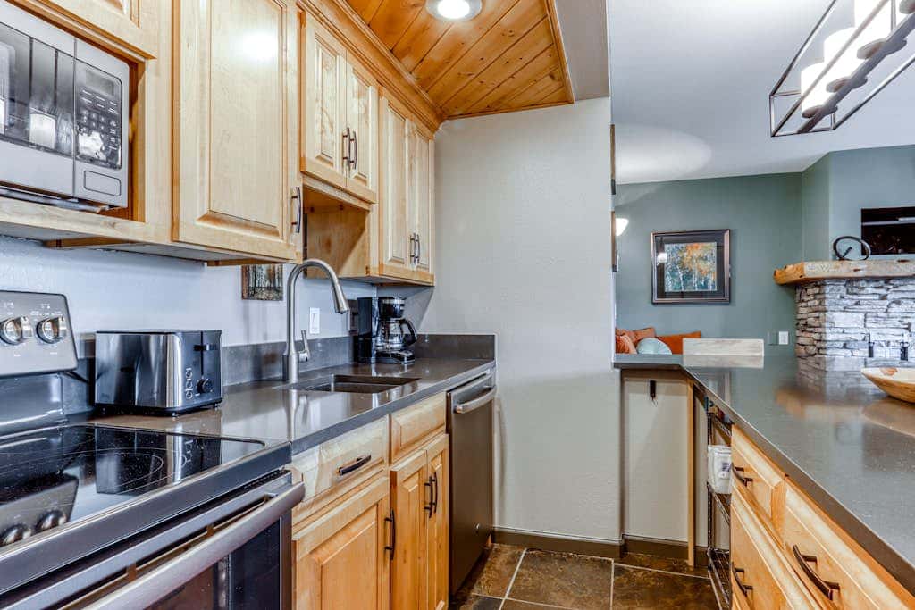 Beautiful Bend home with shared pools & hot tubs & free WiFi - close to hikes
