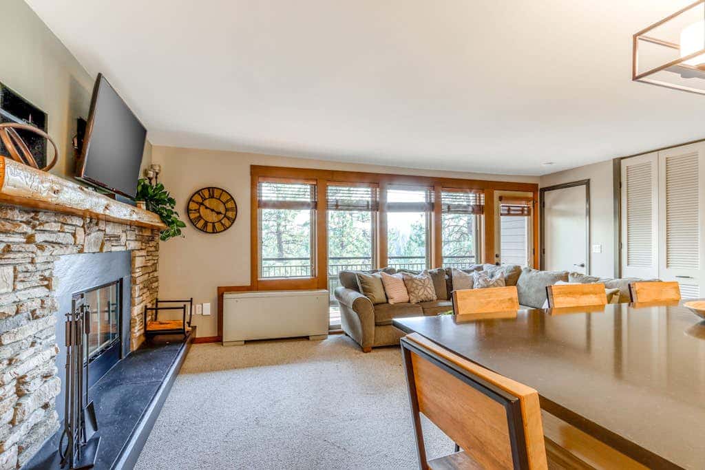 Beautiful Bend home with shared pools & hot tubs & free WiFi - close to hikes