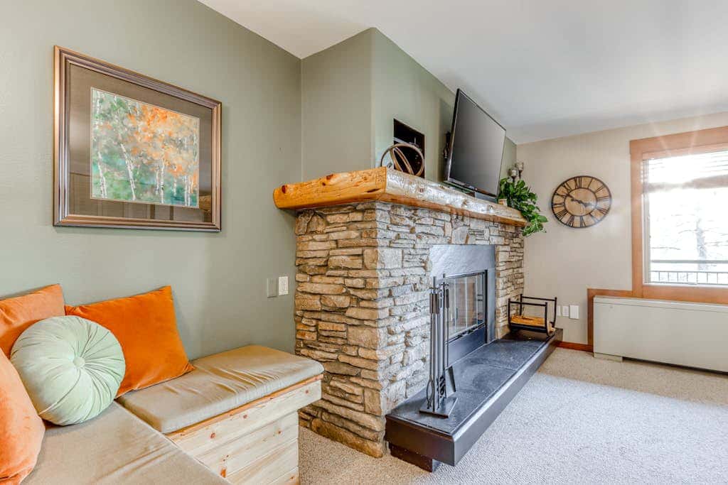 Beautiful Bend home with shared pools & hot tubs & free WiFi - close to hikes