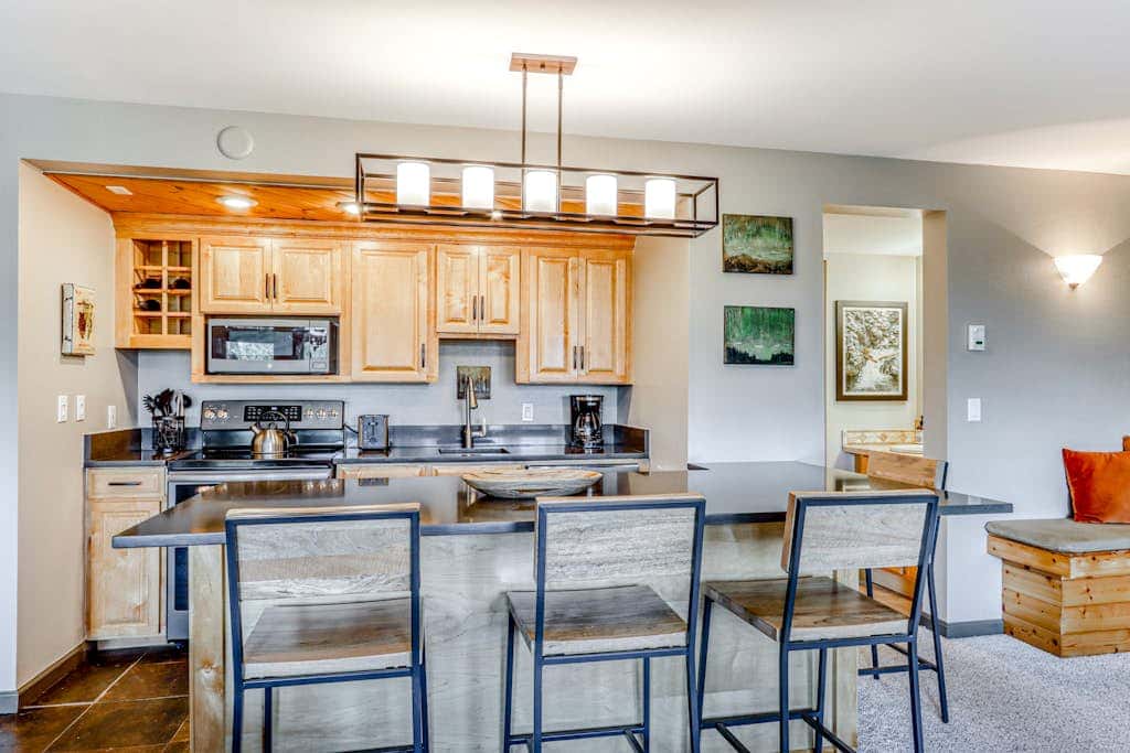 Beautiful Bend home with shared pools & hot tubs & free WiFi - close to hikes