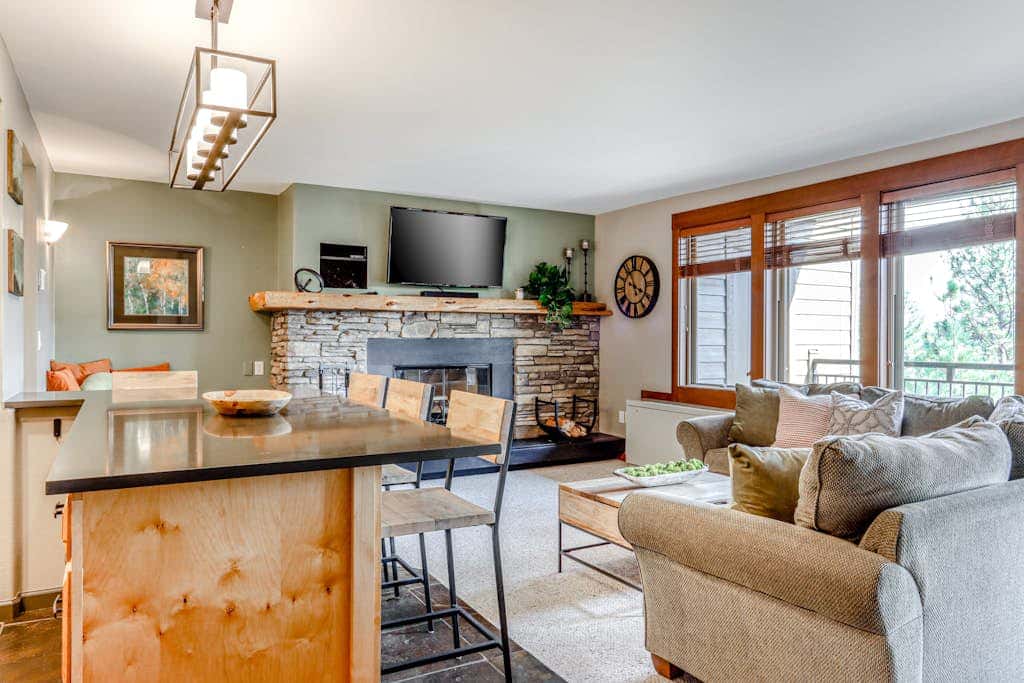 Beautiful Bend home with shared pools & hot tubs & free WiFi - close to hikes