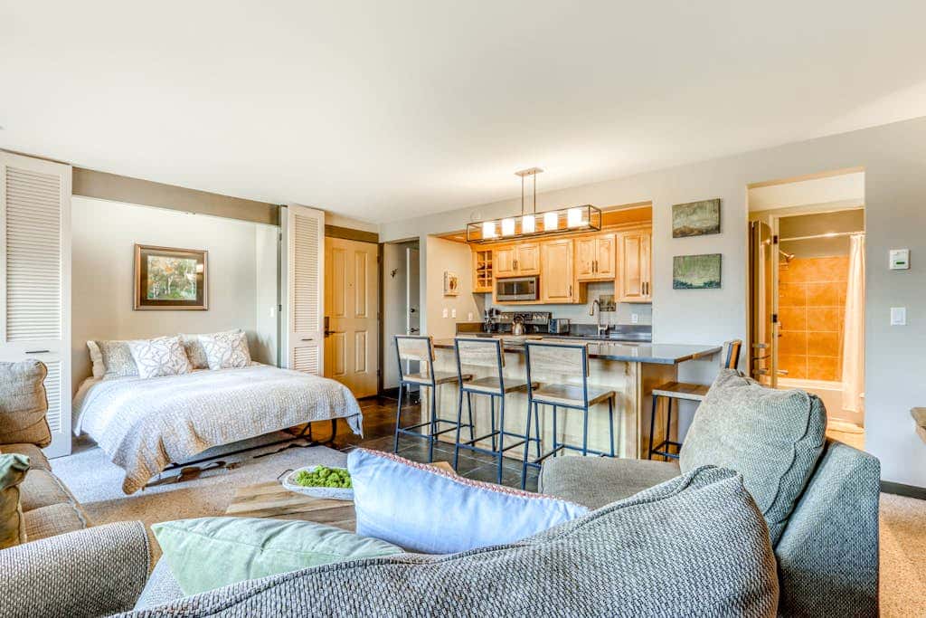 Beautiful Bend home with shared pools & hot tubs & free WiFi - close to hikes