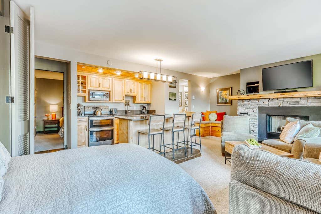 Beautiful Bend home with shared pools & hot tubs & free WiFi - close to hikes