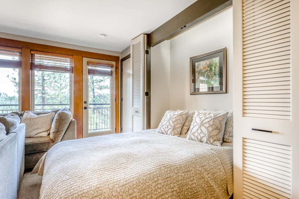 Beautiful Bend home with shared pools & hot tubs & free WiFi - close to hikes