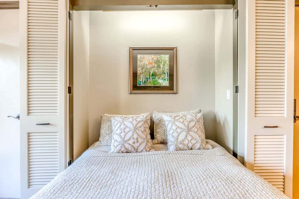 Beautiful Bend home with shared pools & hot tubs & free WiFi - close to hikes