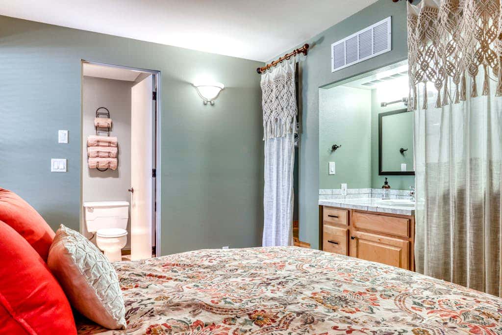 Beautiful Bend home with shared pools & hot tubs & free WiFi - close to hikes